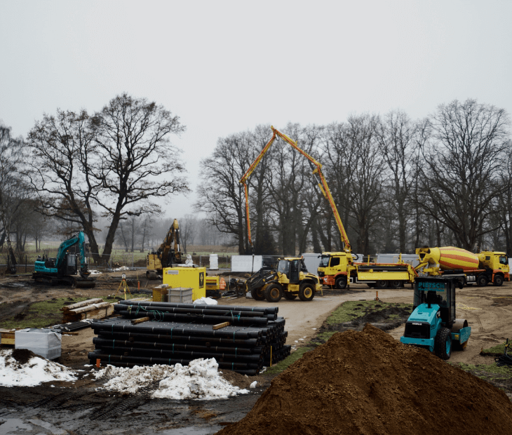 Baustelle des SkyLoops in der Anfangsphase mit Baumaschinen und Baumaterialien