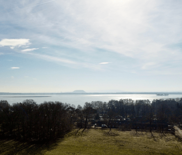 Renderingbild der SkyLoop - Aussichtsplattform mit Besuchern